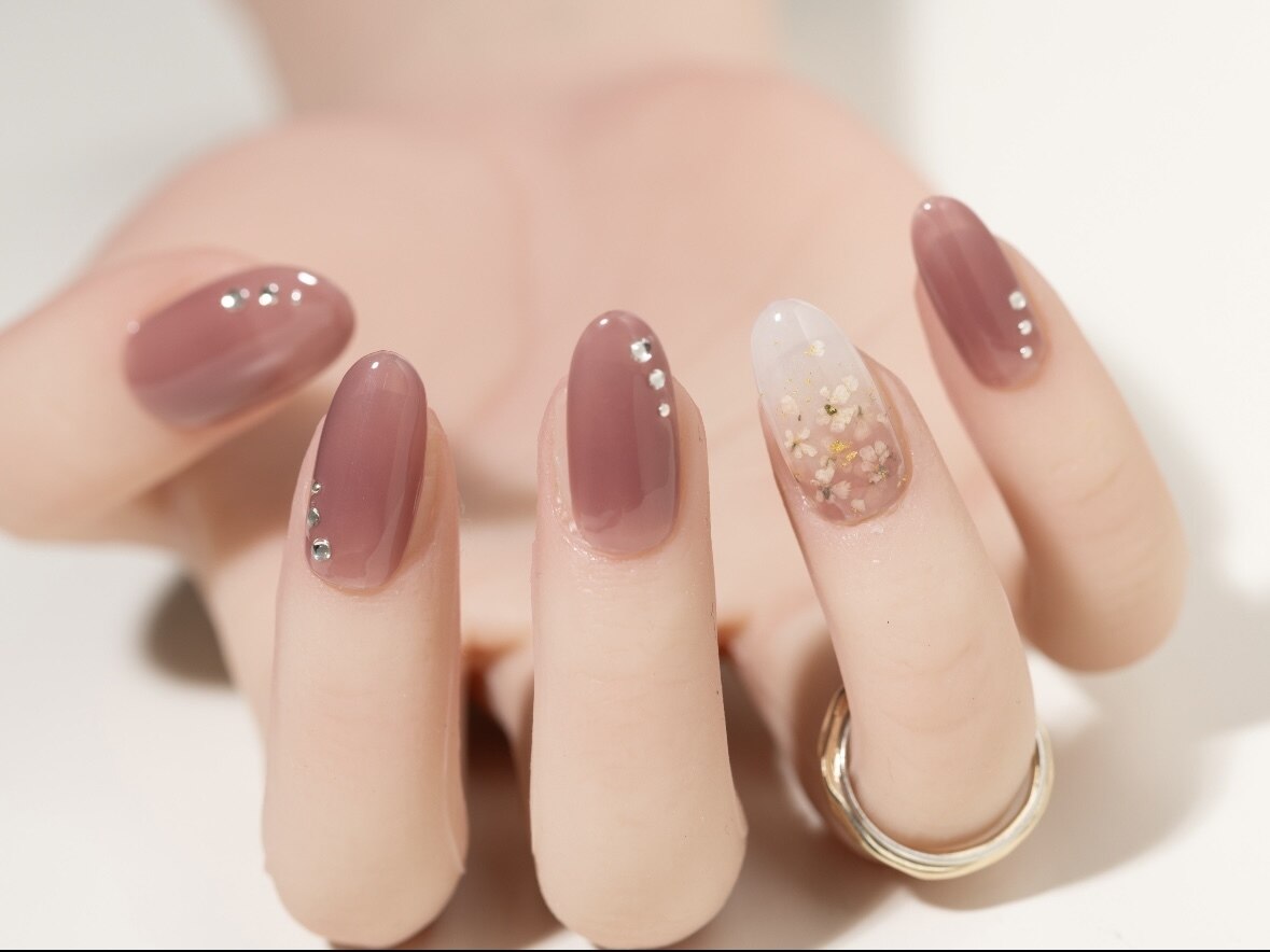 2026年冬トレンド】ストーンのネイルデザイン集｜人気順