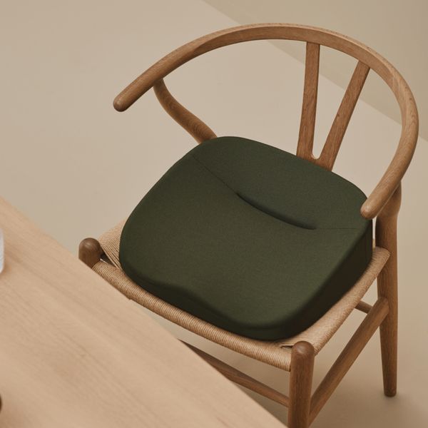 ＆MEDICAL/KURA SEAT W -自然と綺麗な姿勢を保てる、馬の鞍から着想を