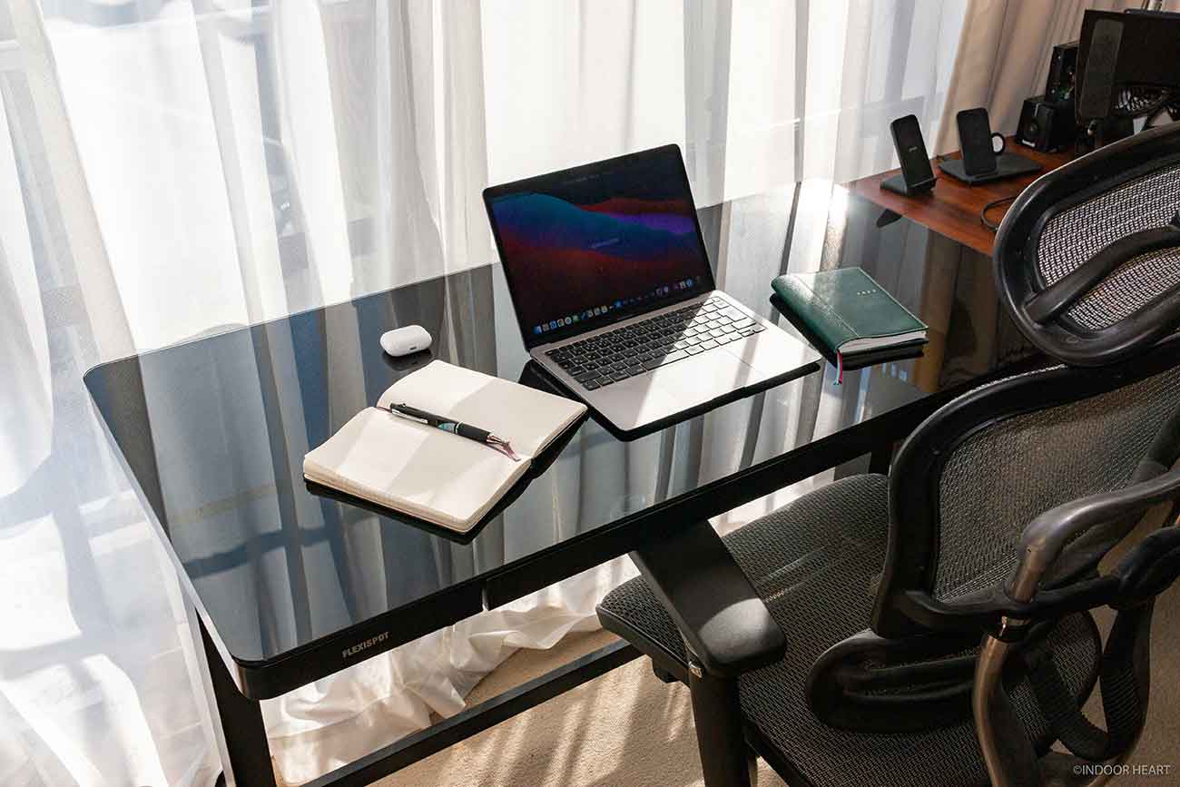 ガラス天板の電動昇降デスク、FLEXISPOT「EG8」レビュー。高級感のある