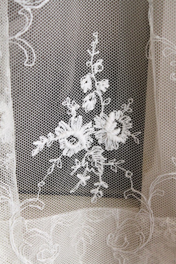 フランス製の美しいチュールレースカーテン、ナチュラルアイボリーの