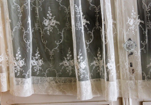 フランス製の美しいチュールレースカーテン、ナチュラルアイボリーの