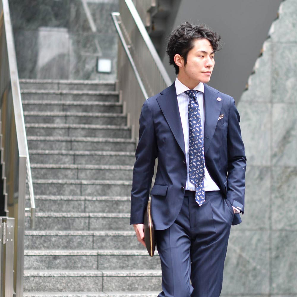 春のスーツは艶ネイビーでクラシカルに！！LARDINI【ラルディーニ
