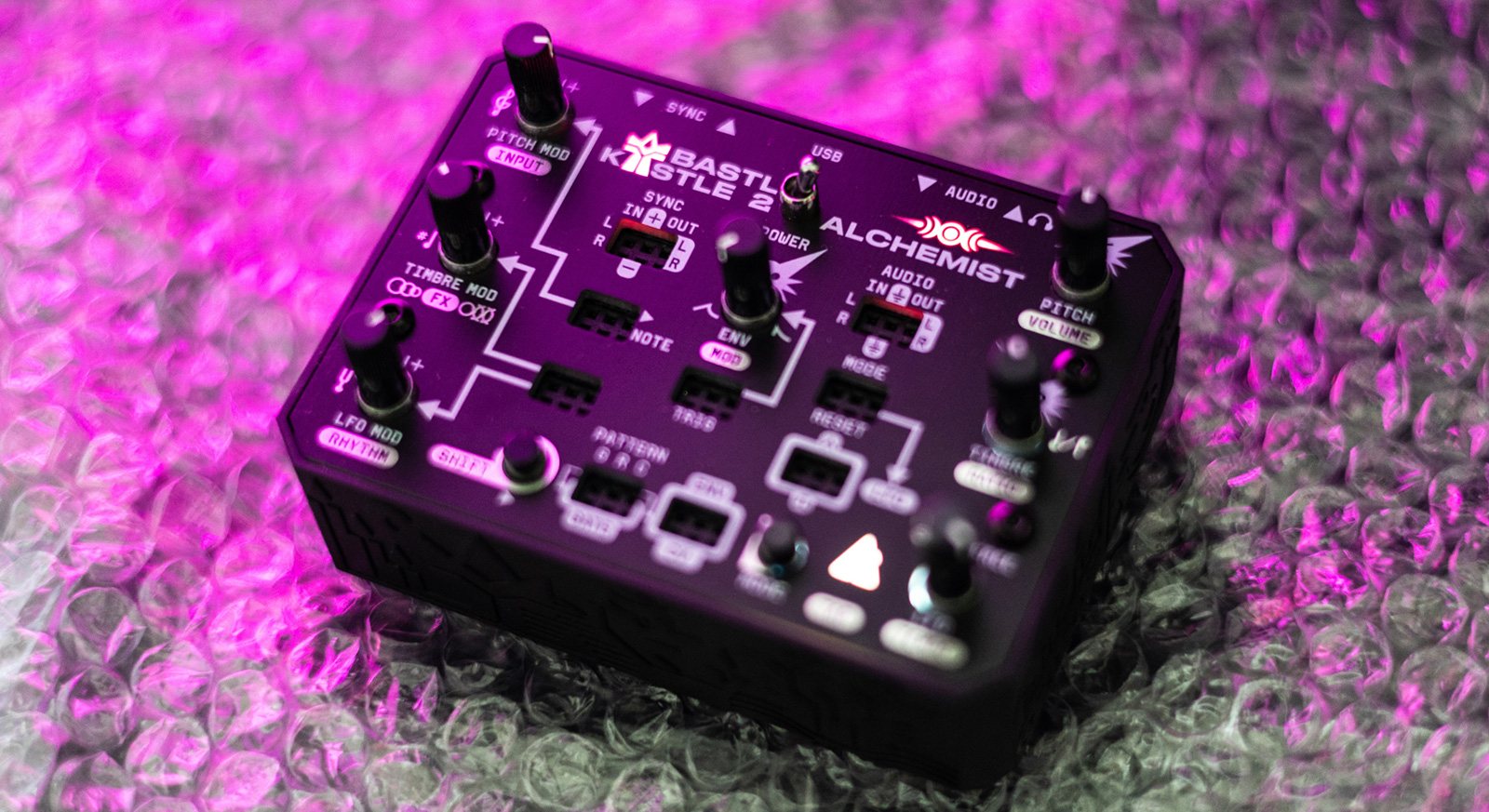 Bastl KASTLE 2 ALCHEMIST | 5つのシンセモードとMIDI対応の手のひら