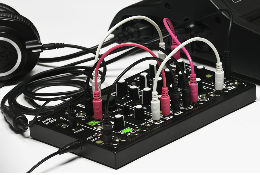 Make Noise ” 0-Coast ” | テーブルトップタイプの小型セミモジュラー