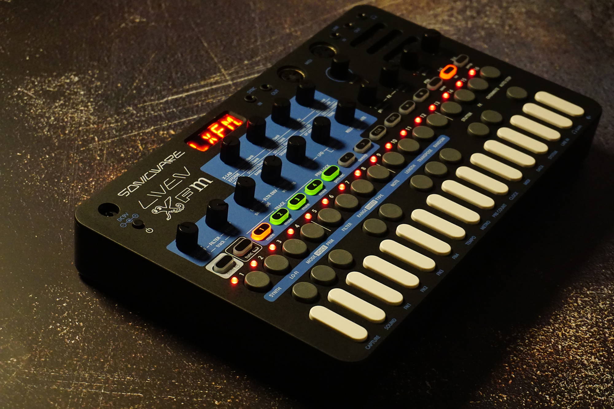 SONICWARE : LIVEN XFM | 3つのFMサウンドエンジン搭載のシンセ