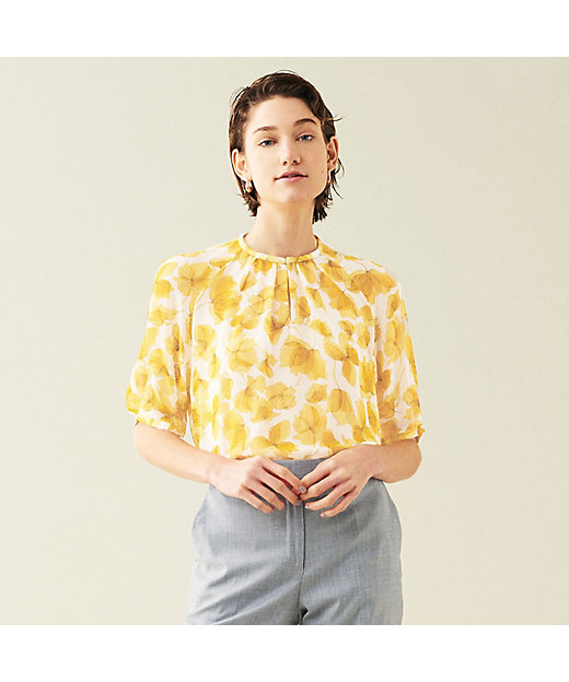 ギンゴフラワープリント ネックタックブラウス | maison TOMORROWLAND