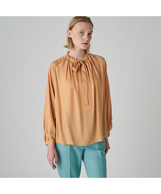 ウォッシャブルサテン ボウタイギャザーブラウス | maison