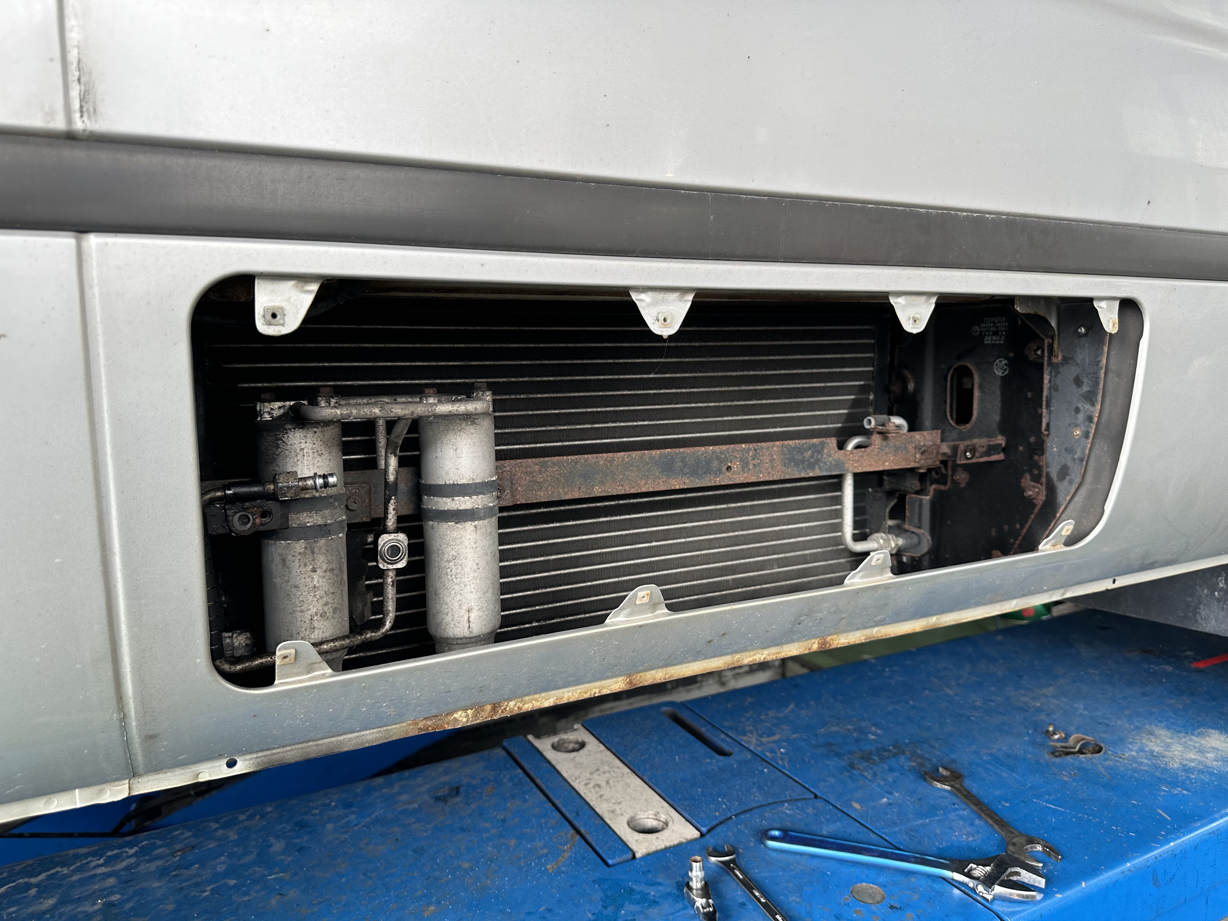 トヨタ コースター エアコン修理(コンデンサ交換)行いました！ 24V車の