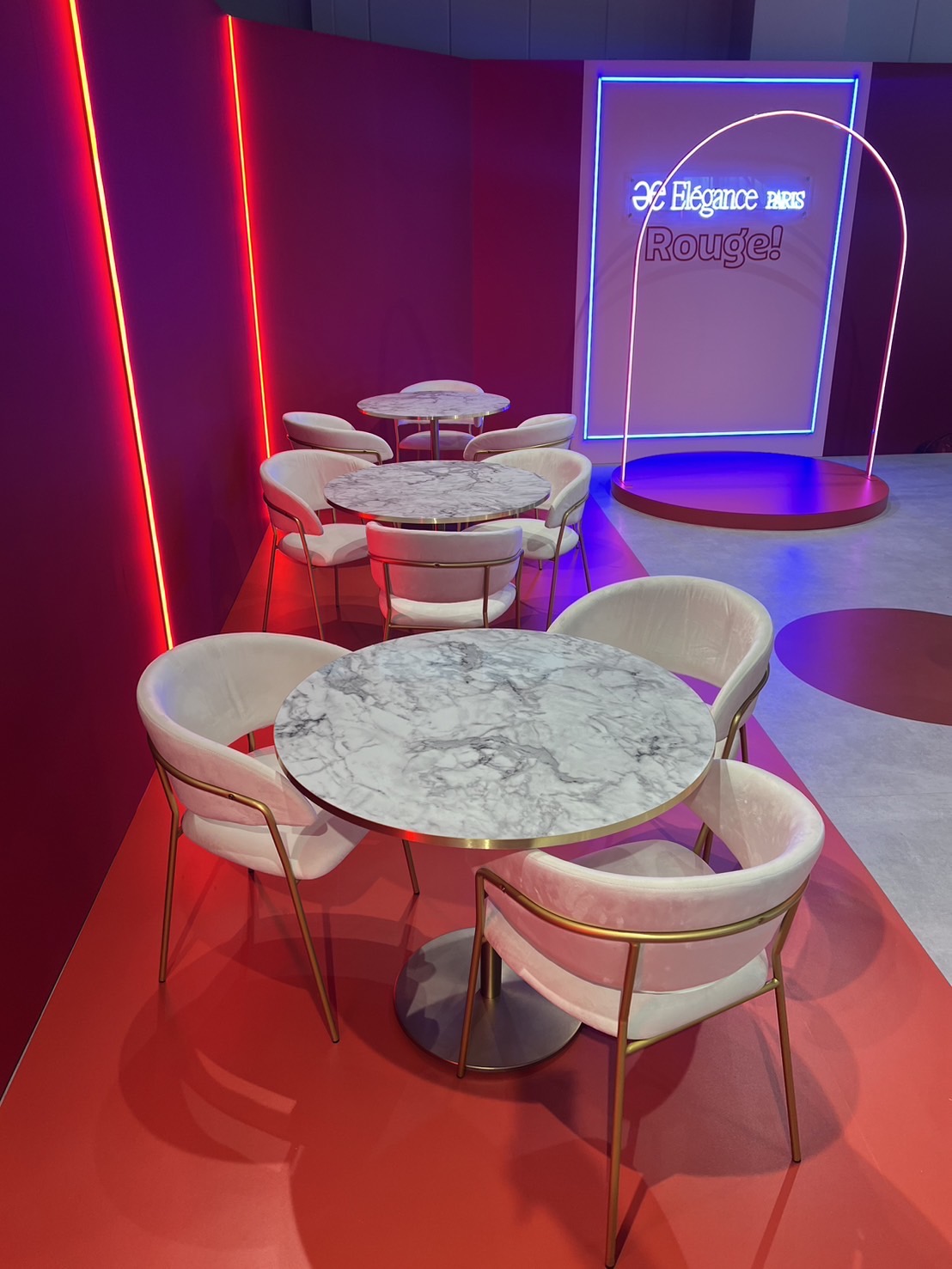 イノックスダイニング ラウンド ホワイトマーブル - Irocodesign for rent