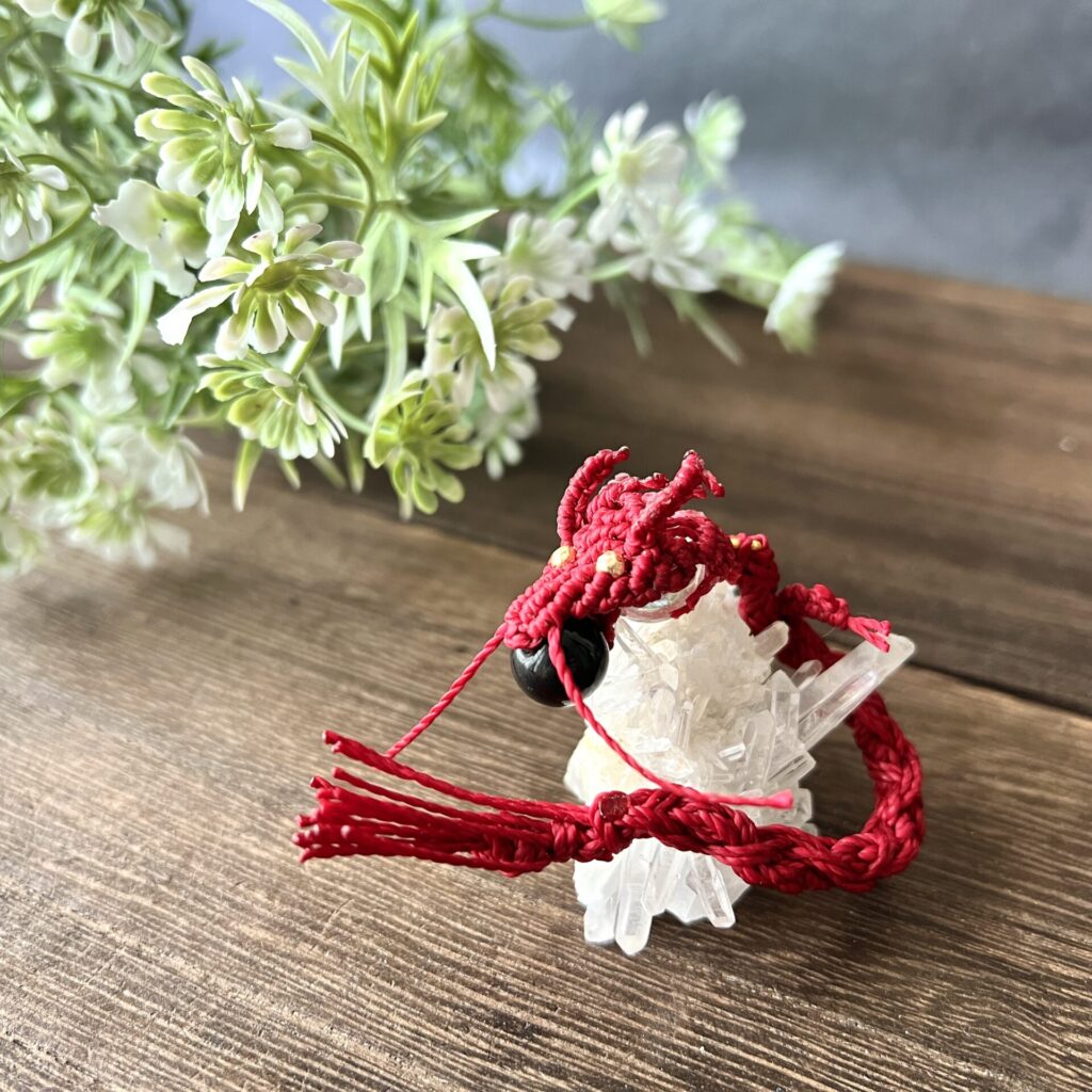 立体マクラメで龍を形に：2024年の特別なアート制作 | irokazari+