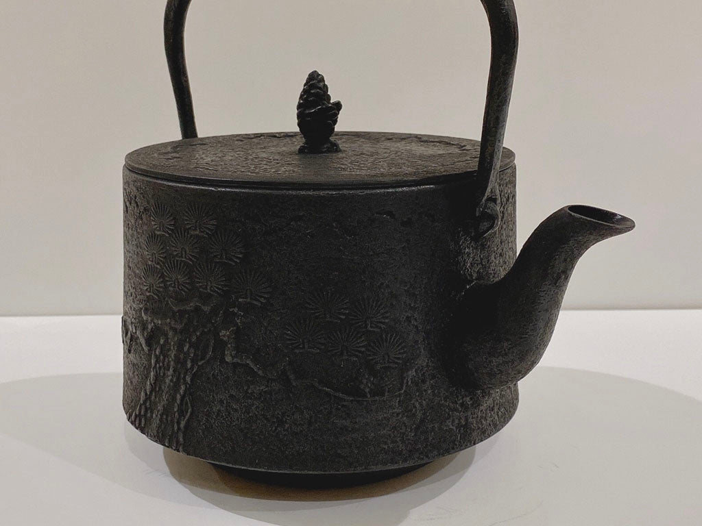 明治期大国蝶々模様鉄瓶 明治期大国蝶々模様鉄瓶