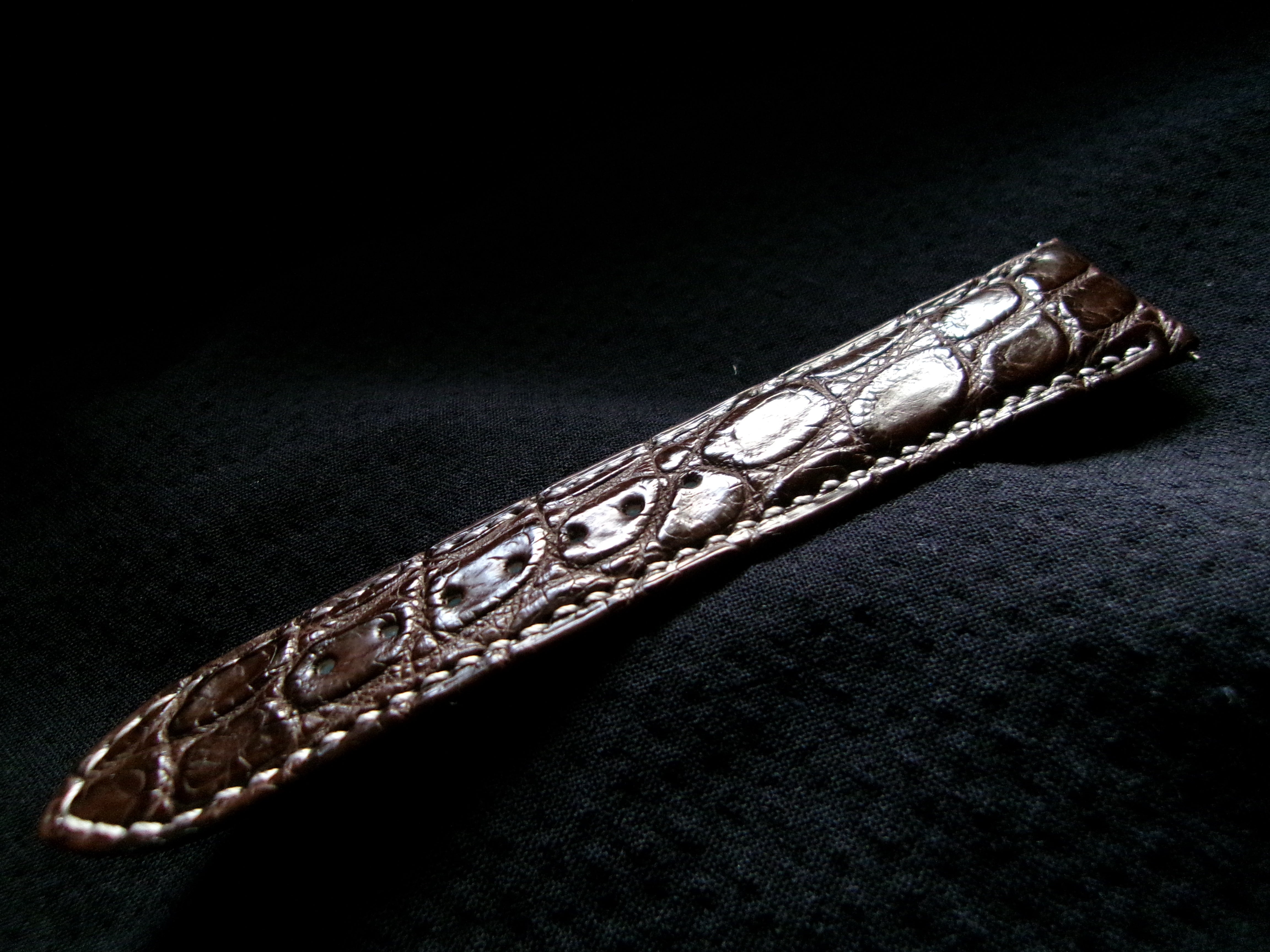 クロコダイルレザー ラグ20mm ダークブラウン シルバーステッチ