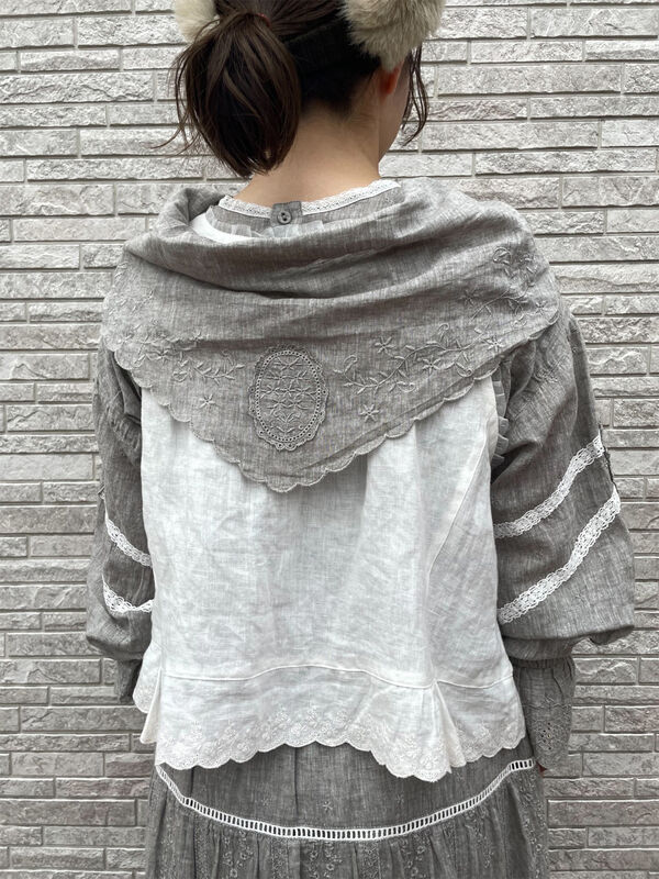 立川店/EC限定】リネンノースリレースブラウス（オフホワイト/ブラック