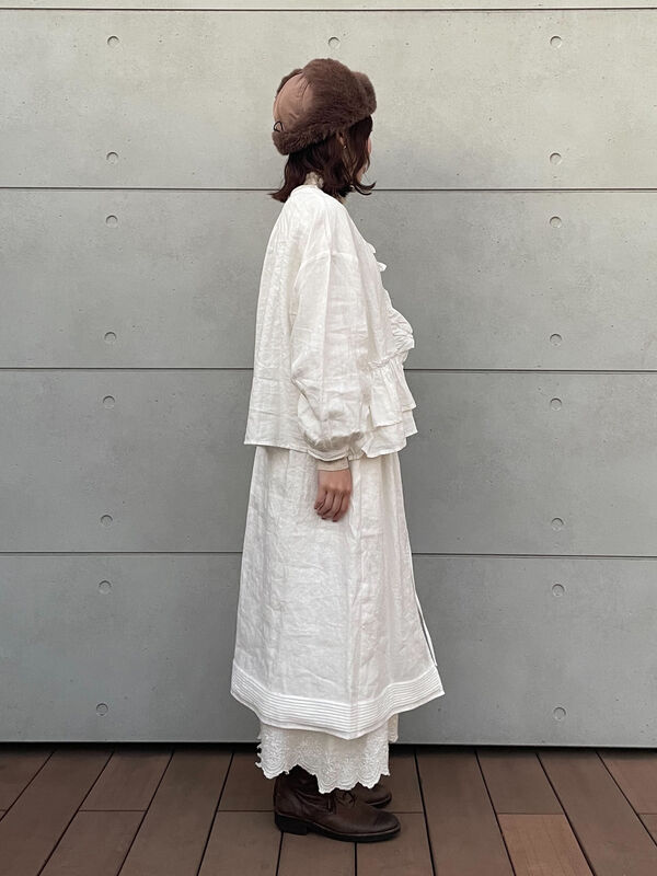 立川店/EC限定】リネン前開きフリルブラウス（オフホワイト/ブラック