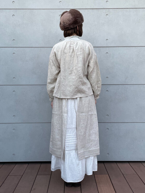 立川店/EC限定】リネン前開きフリルブラウス（オフホワイト/ブラック