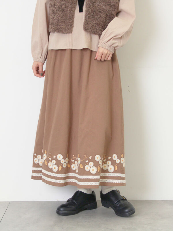 WEB限定】花柄刺繍ギャザースカート（ブラック/モカ/キナリ/ボトムス