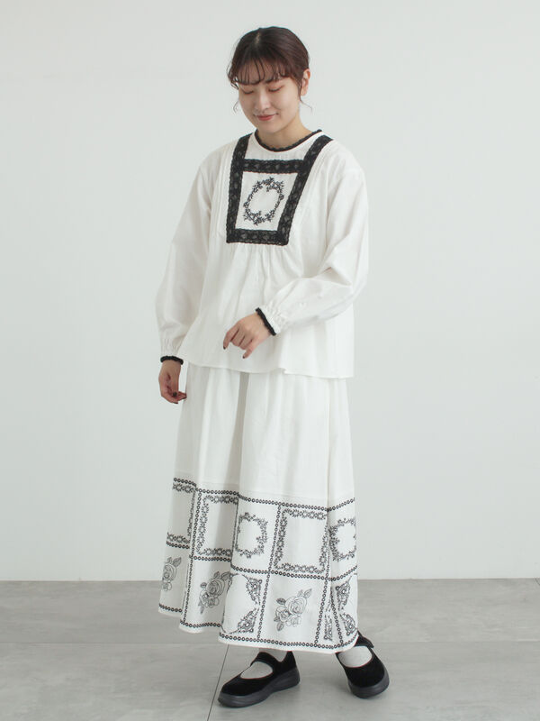 セール】 胸元モチーフ刺繍レースブラウス（オフホワイト/ブラック