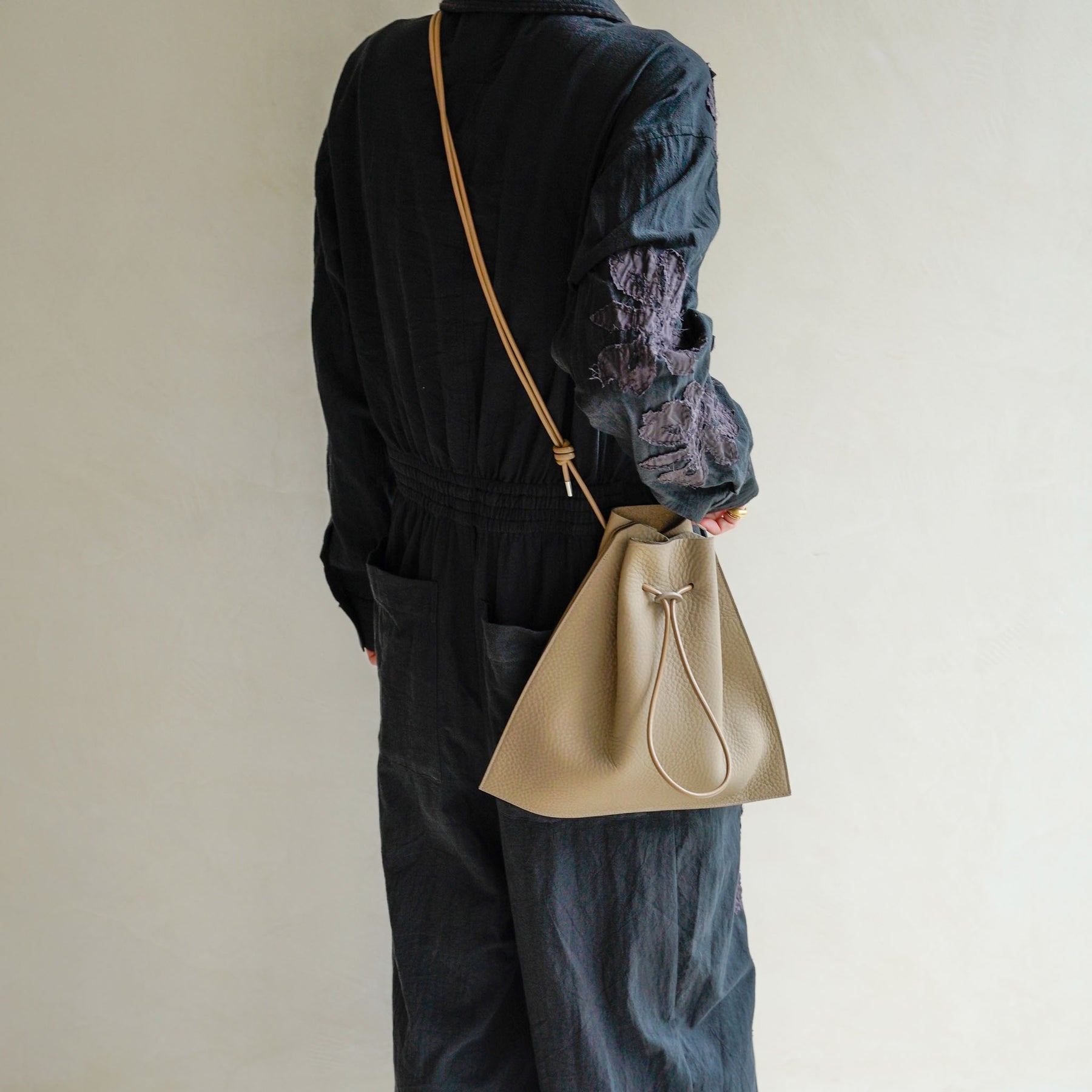 HERRIE KINCHAKU SHOULDER - MM / DIPLO SKY｜巾着ショルダー レザー