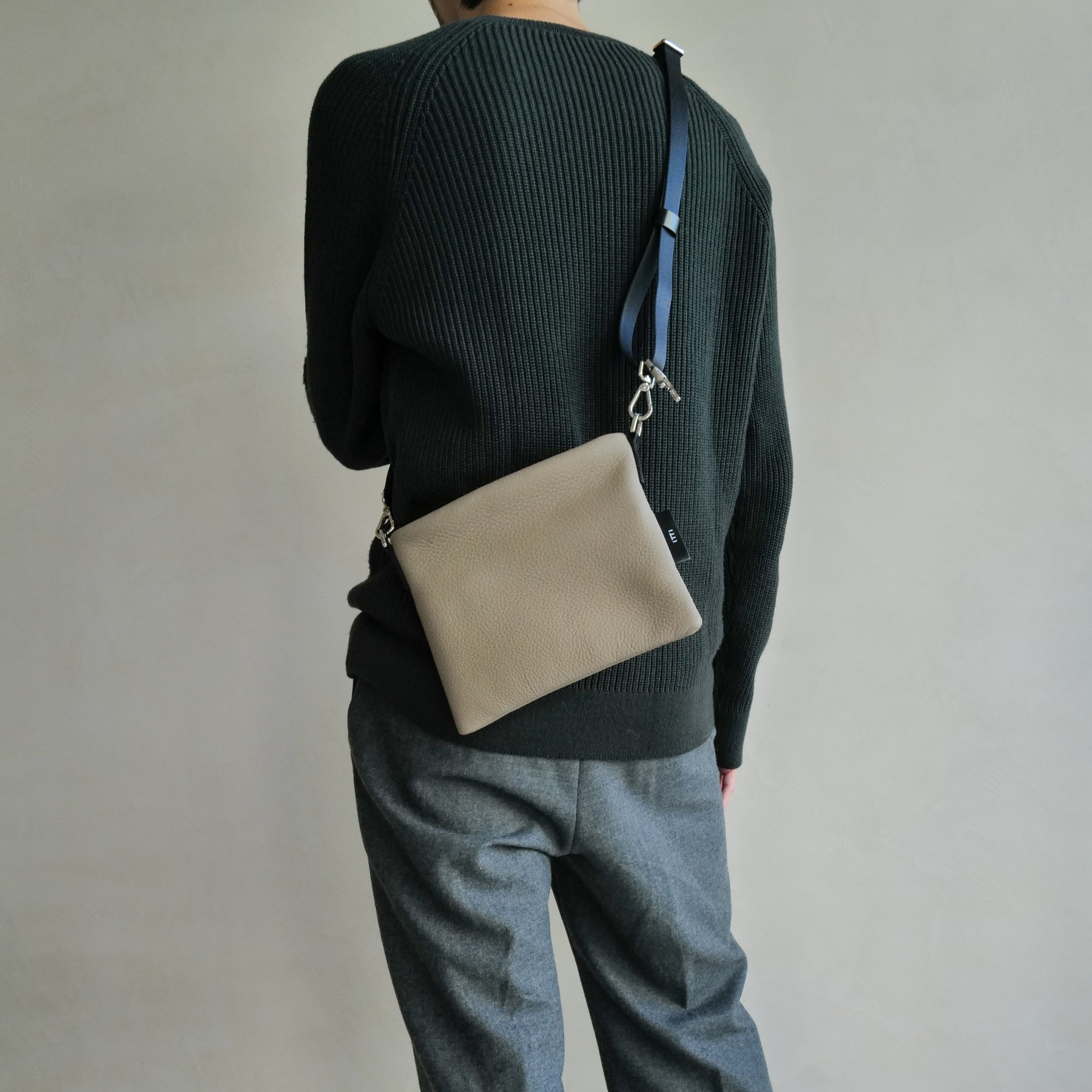 MARY SACOCHE - S / DIPLO SKY｜サステイナブルレザーの薄型ショルダー