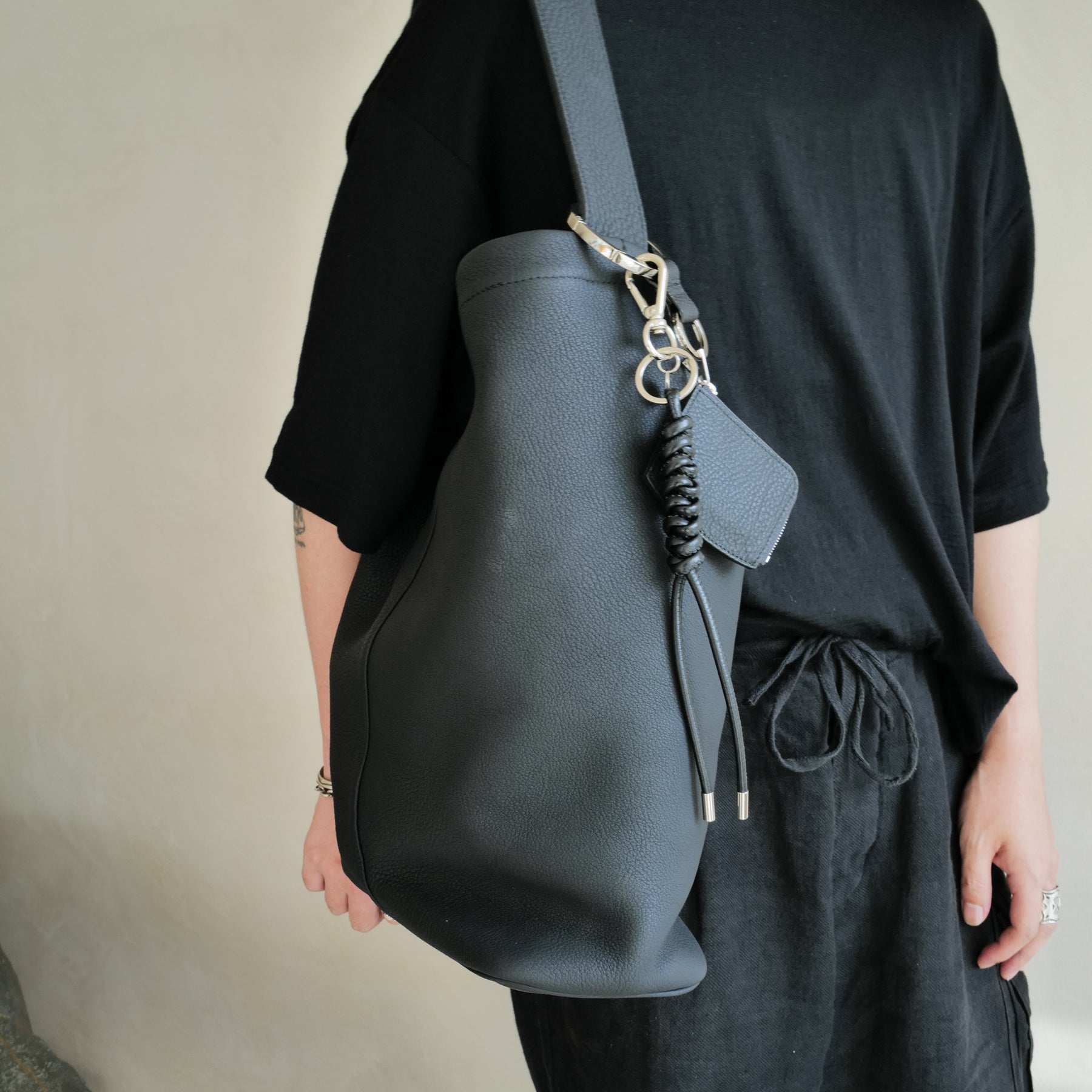 MARY BUCKET SHOULDER / DIPLO SKY | Sustainable leather one