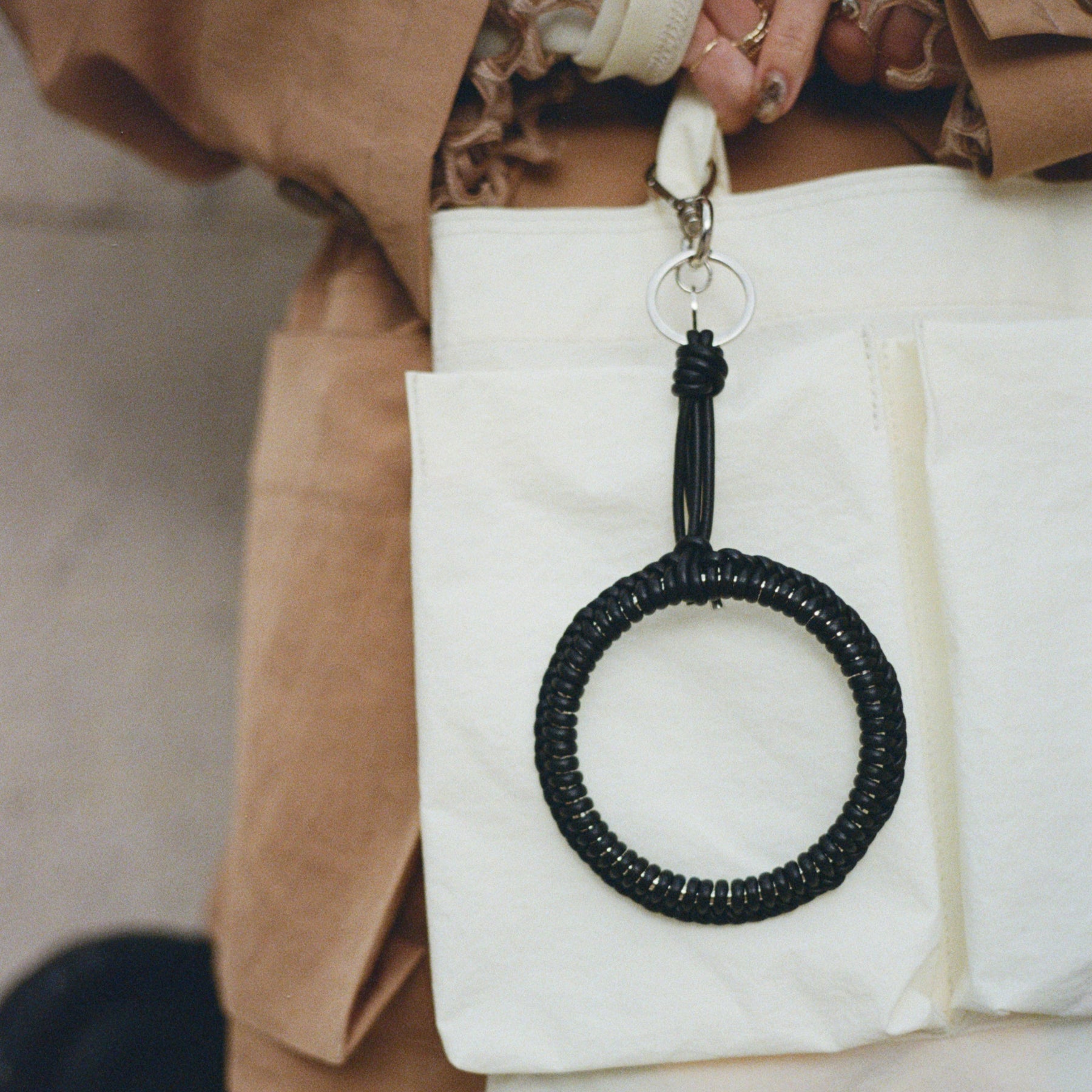 CRISTY KNOT WRIST CIRCLE CHARM / RAPTO JP｜レザーリストストラップ