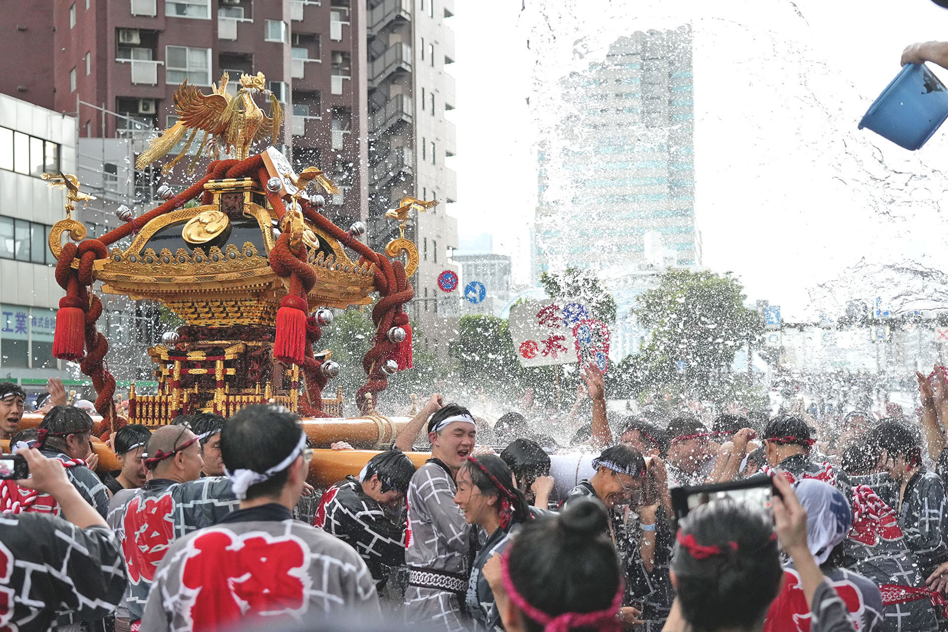深川八幡祭り」 水かけ祭りとして知られる東京・深川の夏祭りの風景