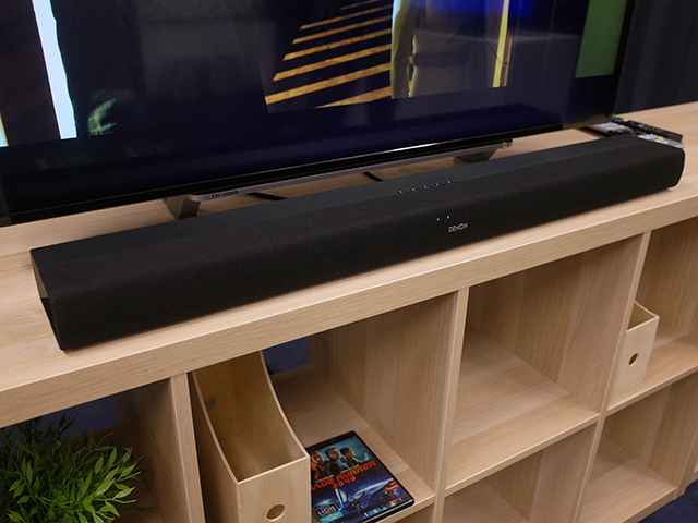 デノン、ワンボディでも迫力再生--ウーファー内蔵サウンドバーを発表