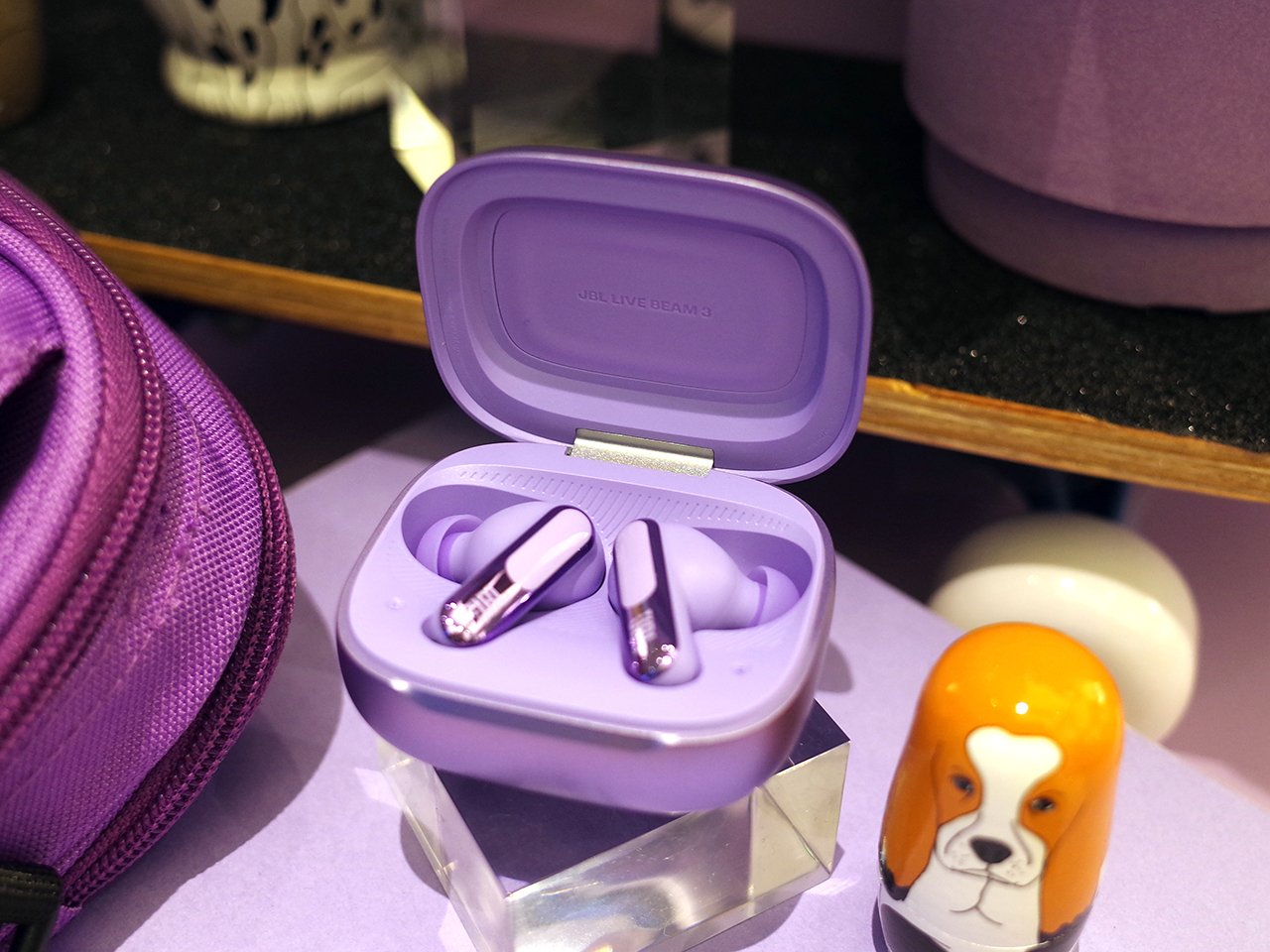 ケースにディスプレイ搭載「JBL LIVE BEAM 3」--LDAC対応、完全