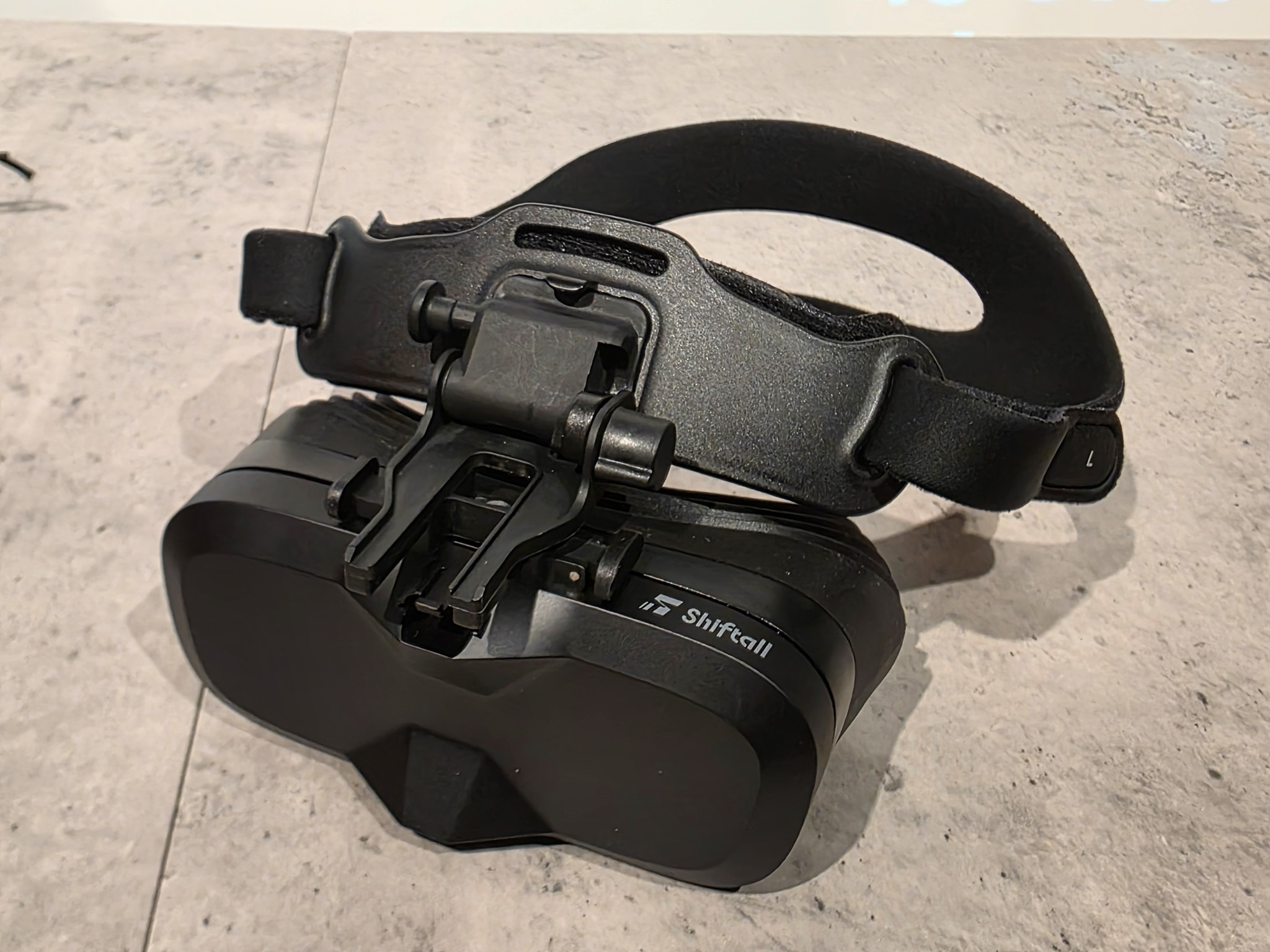 片目4KでiPhone 17より軽いVRヘッドセット「MeganeX 8K Mark II