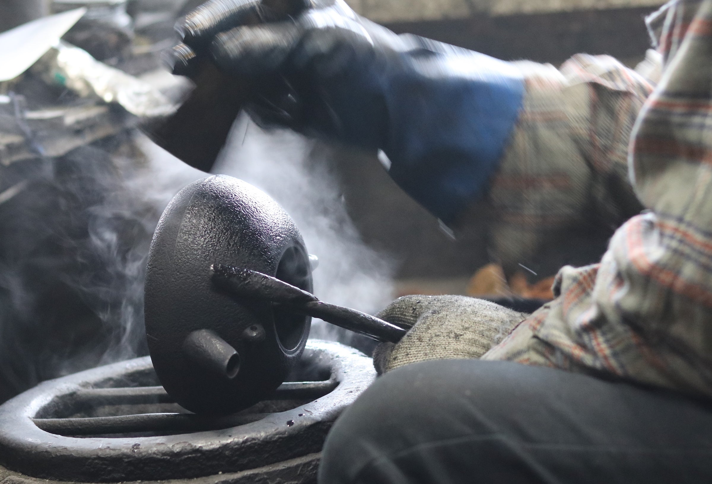 南部鉄器 砂鉄製鉄瓶 | 鉄鉢型 霰 | 1.4L | 薫山