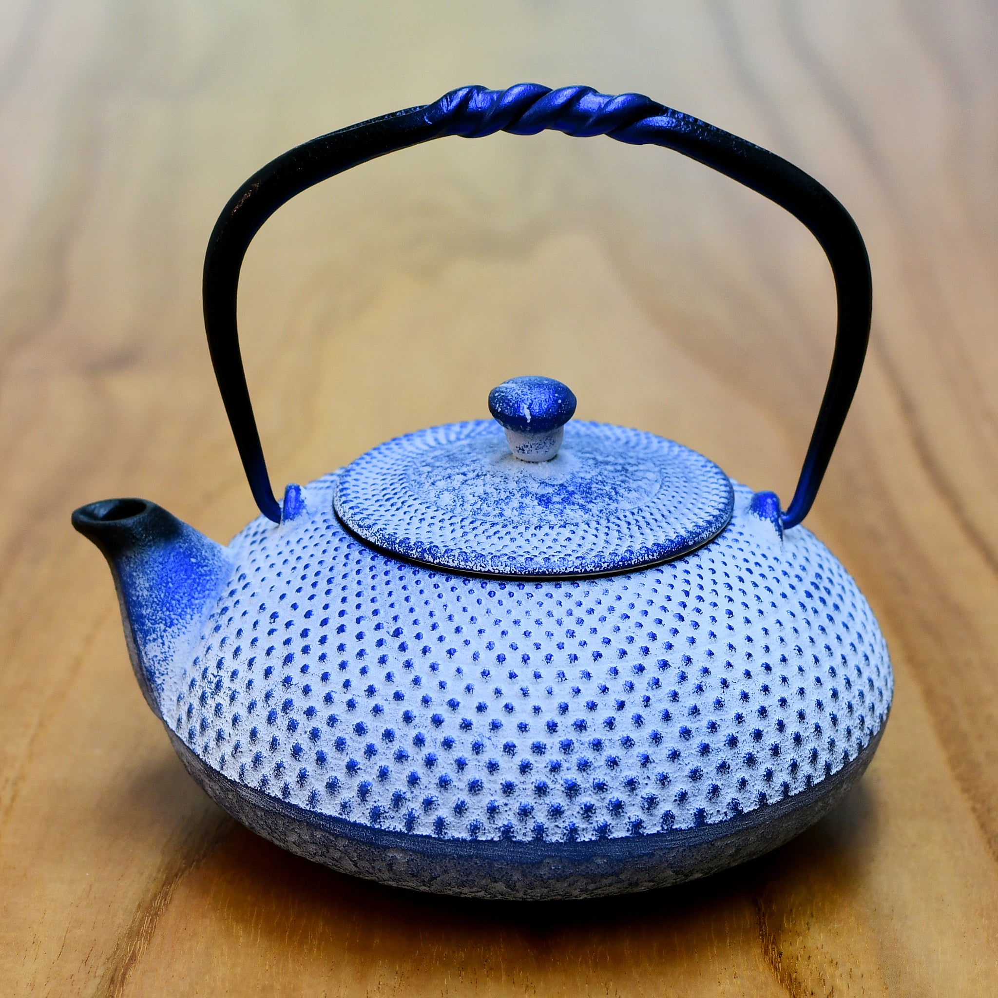 花模様 鋳鉄製鉄瓶 中型 花模様 鋳鉄製鉄瓶 中型 南部鉄器 - 南部鉄器