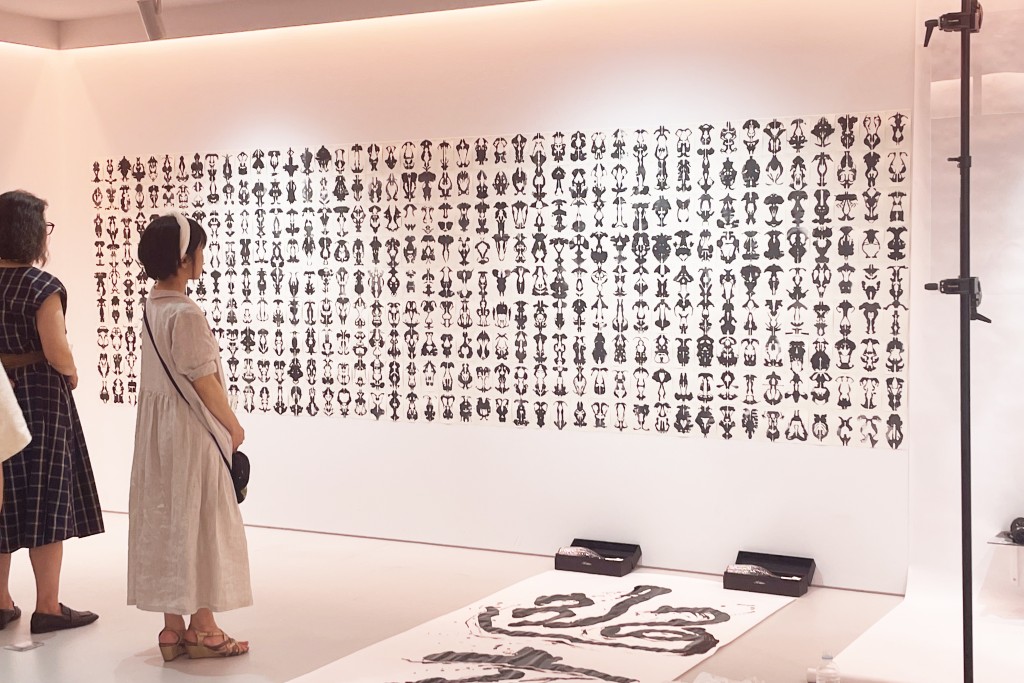 新宿歴史家で新宿在住のアーティスト、ヴィヴィアン佐藤さんの個展