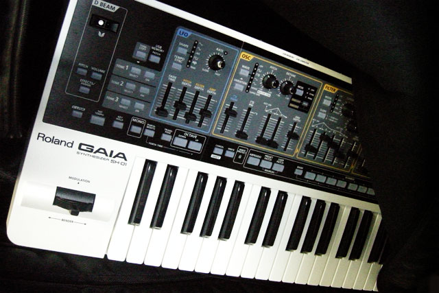 Fun with the Roland Sh-01 Gaia – Jim Atwood in Japan