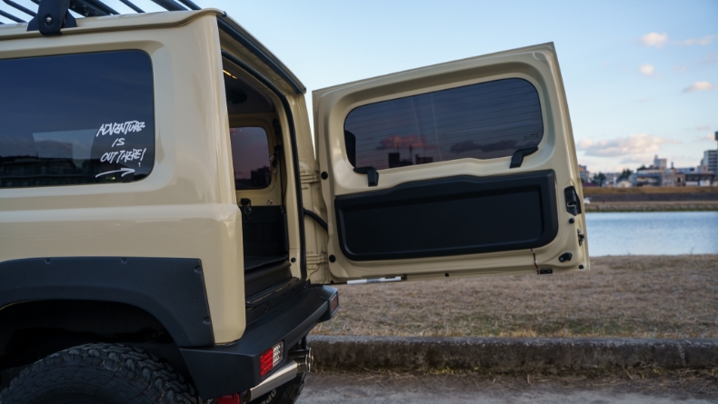 ジムニーのバックドア問題を「NEOPLOT フリーストップドアオープナー