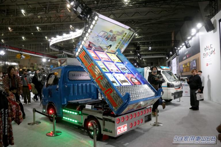 金華山にシャンデリア…内装もガチ。ダイハツ公式デコトラは、外見も