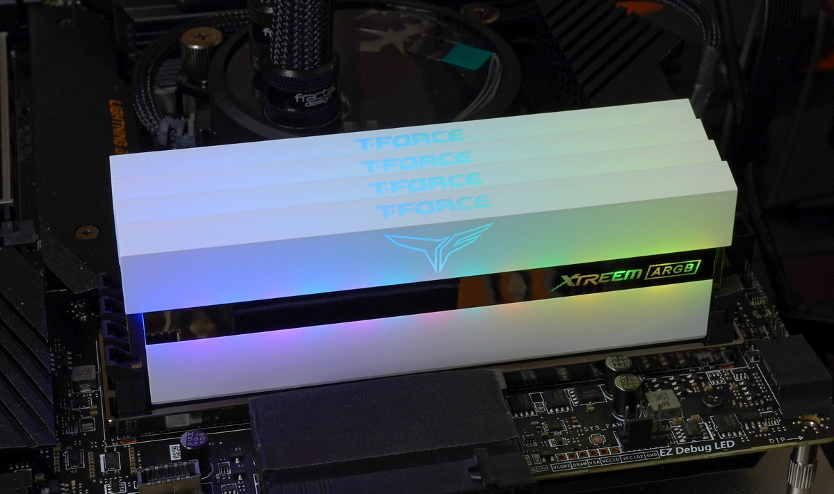 Team T-FORCE Xtreem ARGB WHITE DDR4」をレビュー。4枚組み64GB容量で