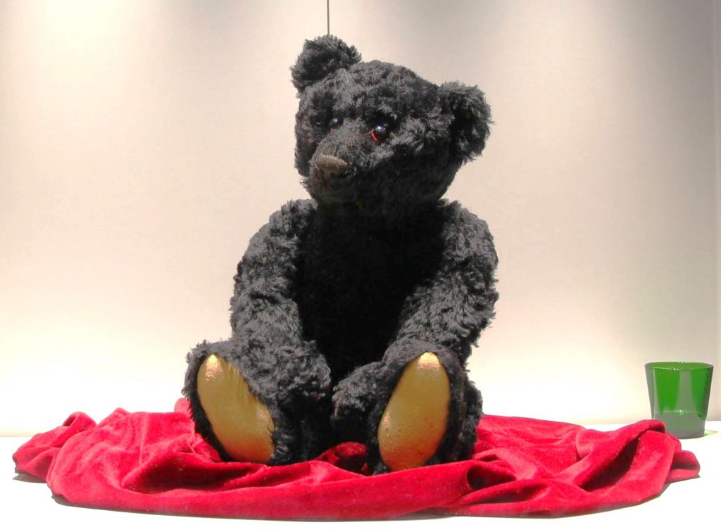 西日本初】タイタニック号ゆかりのテディベア公開 神戸海洋博物館の