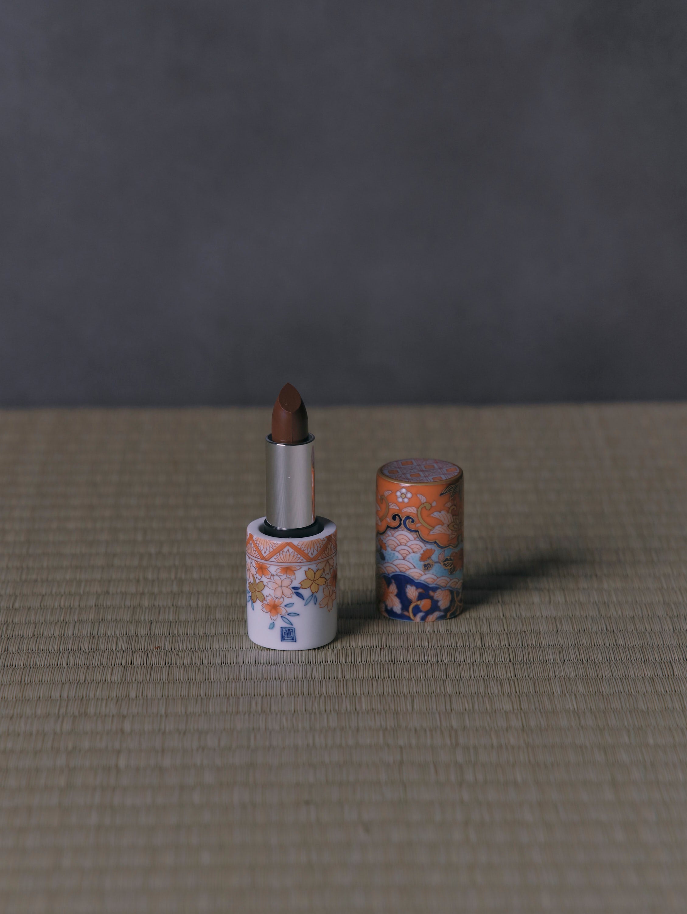 JSELF × 畑萬陶苑 古伊万里調 金彩桜菊唐花文 Lipstick Case