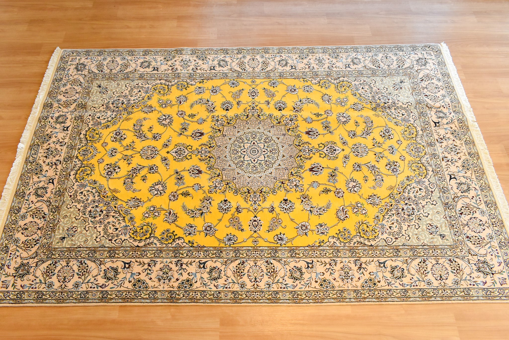 ペルシャ絨毯 イラン ナイン産リビングサイズ 201×309