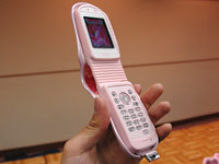 ドコモ、合皮採用の「Lechiffon」を2月4日発売