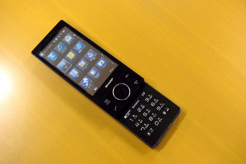 今日は何の日？】ドコモ網も利用できるPHSスマホ「HYBRID W-ZERO3」の