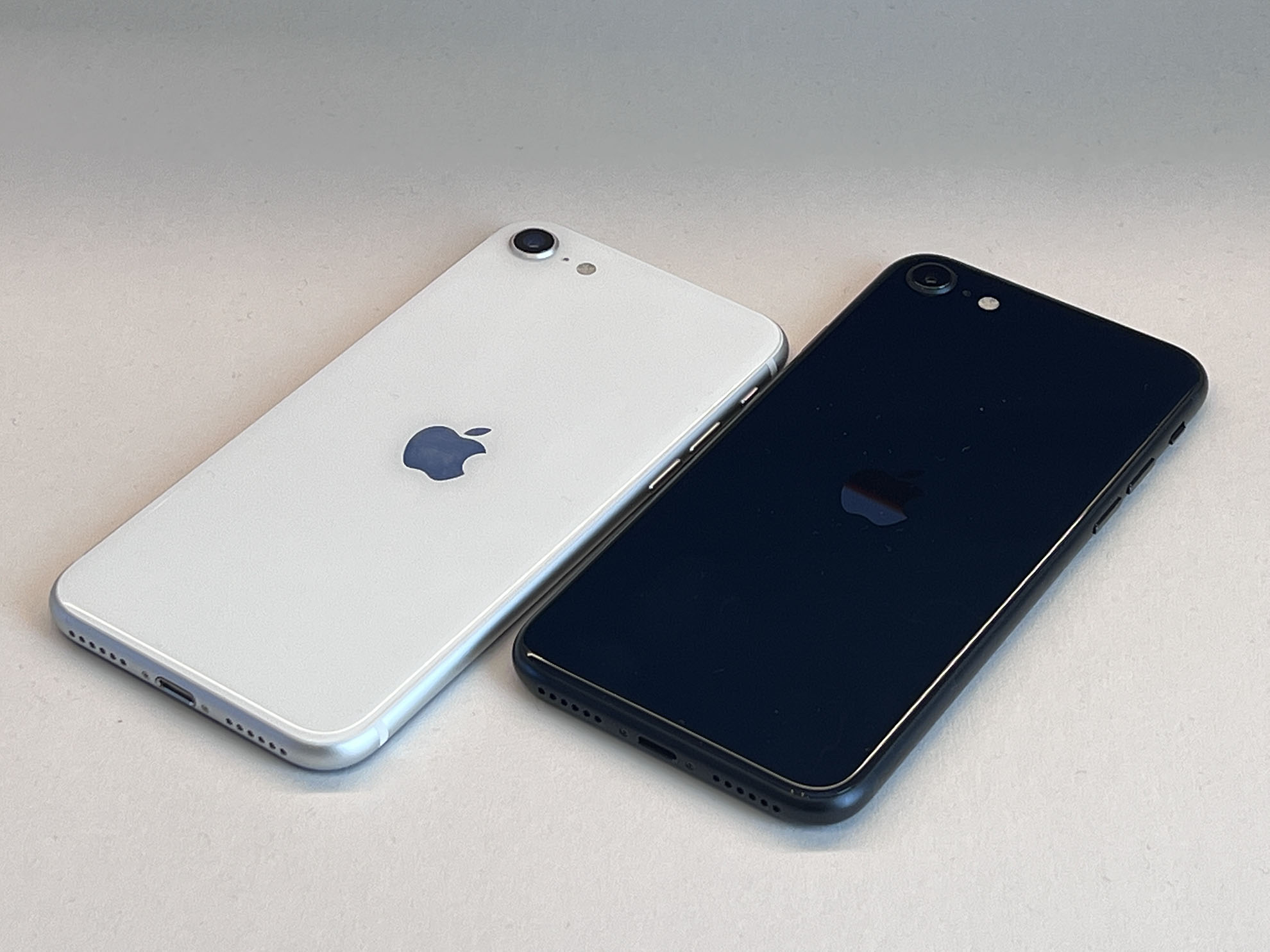 石川温が「iPhone SE（第3世代）」を触って使ってわかった「キャリア