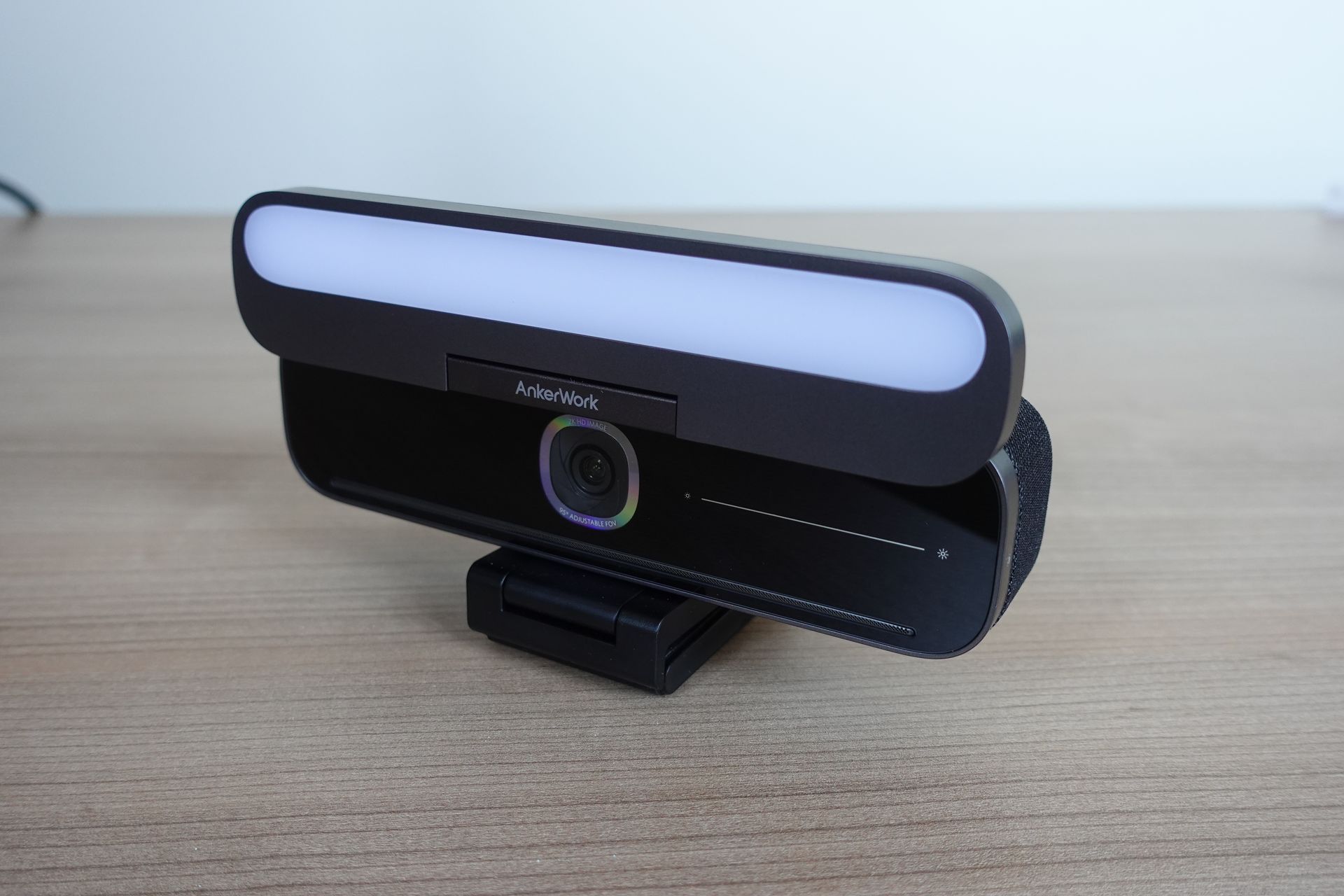 スピーカーやライトも内蔵の4-in-1Webカメラ「AnkerWork B600 Video