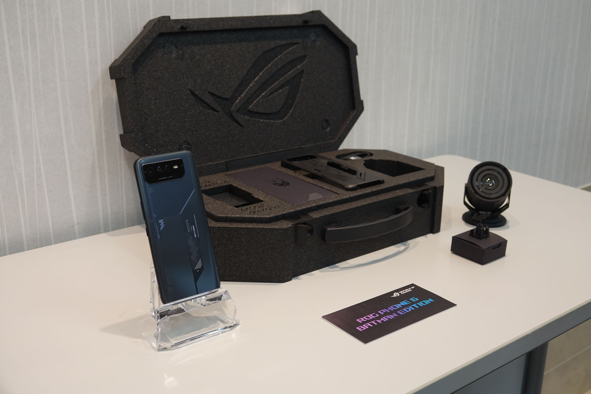 ASUS「ROG Phone 6」BATMAN Editionを10月7日発売 - ケータイ Watch