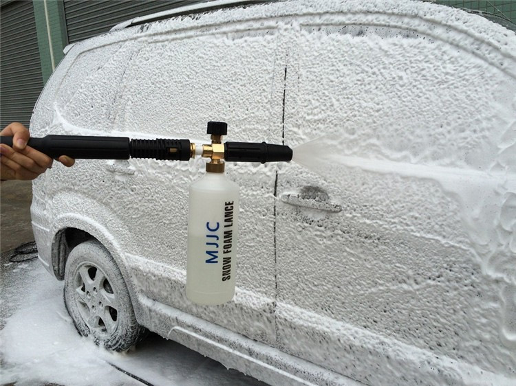 高圧洗浄機に取り付けて一瞬で大量の泡を作り出す、洗車向けフォーム