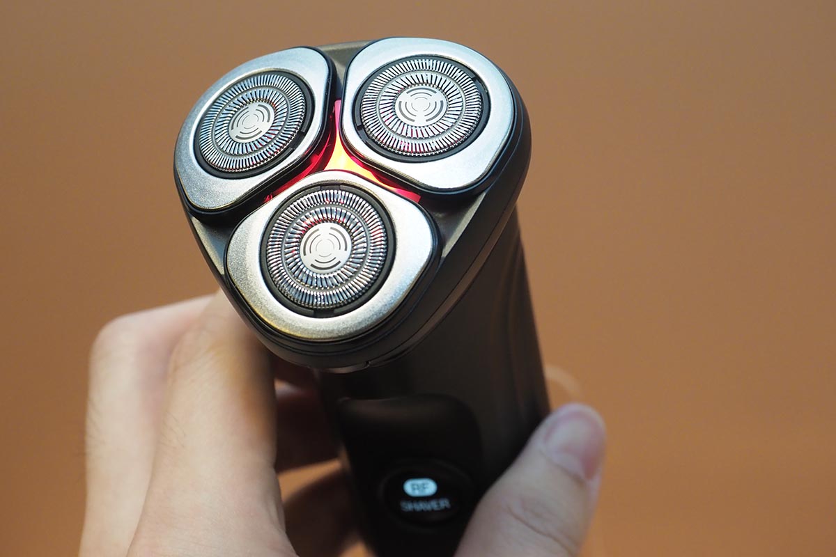 ヤーマンから初の電動シェーバー。美顔器のRF技術で温かリラックス