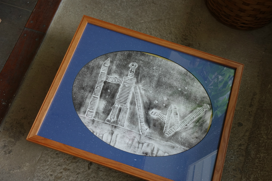 子どもの版画作品を「宇宙」をイメージして創る、絵本のような額縁