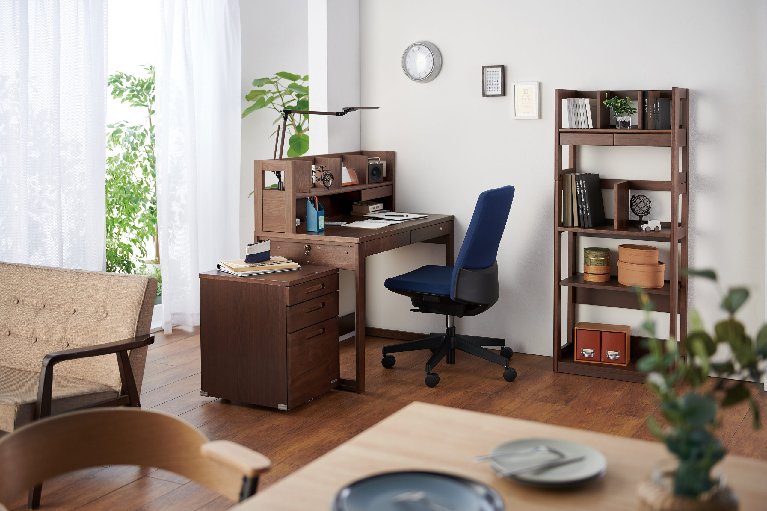 中学生から大人になるまで使えるおしゃれな学習机！ | 学習机・デスク