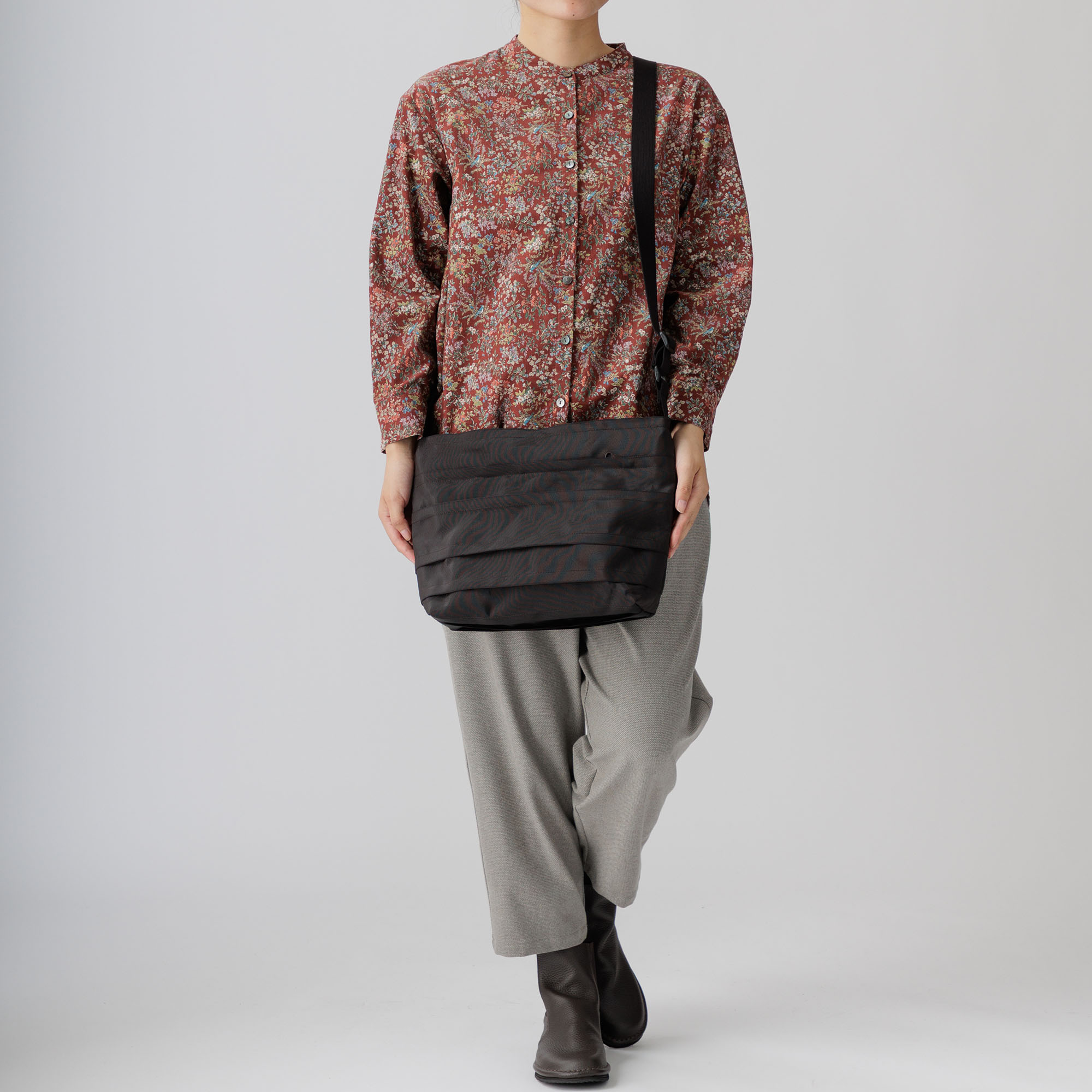 多彩なポケットのショルダーバッグ(大)5411-2 Series | かぐらやONLINE