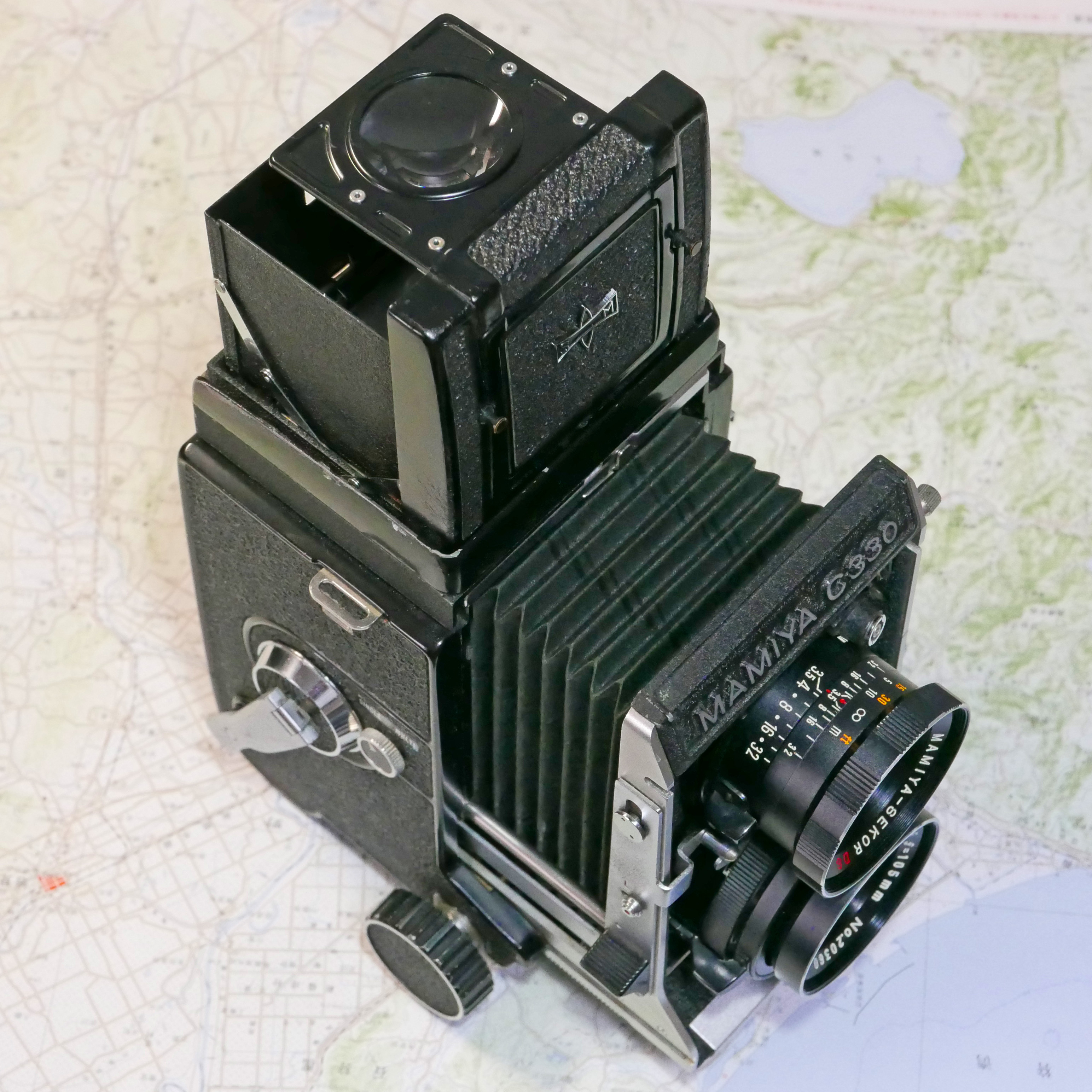 重厚感ある二眼レフカメラのマミヤC330！重いけどレンズボード繰り出し
